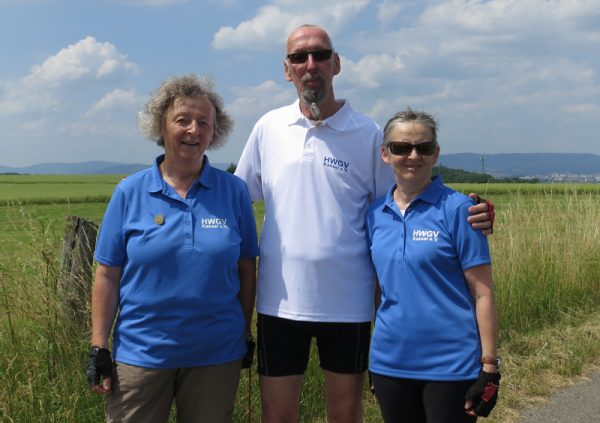 Vereinskleidung HWGV-Kassel Poloshirts 2021 Die Mitglieder der Radgruppe tragen blaue und weiße Poloshirts mit dem HWGV-Kassel-Logo auf der Brust.
